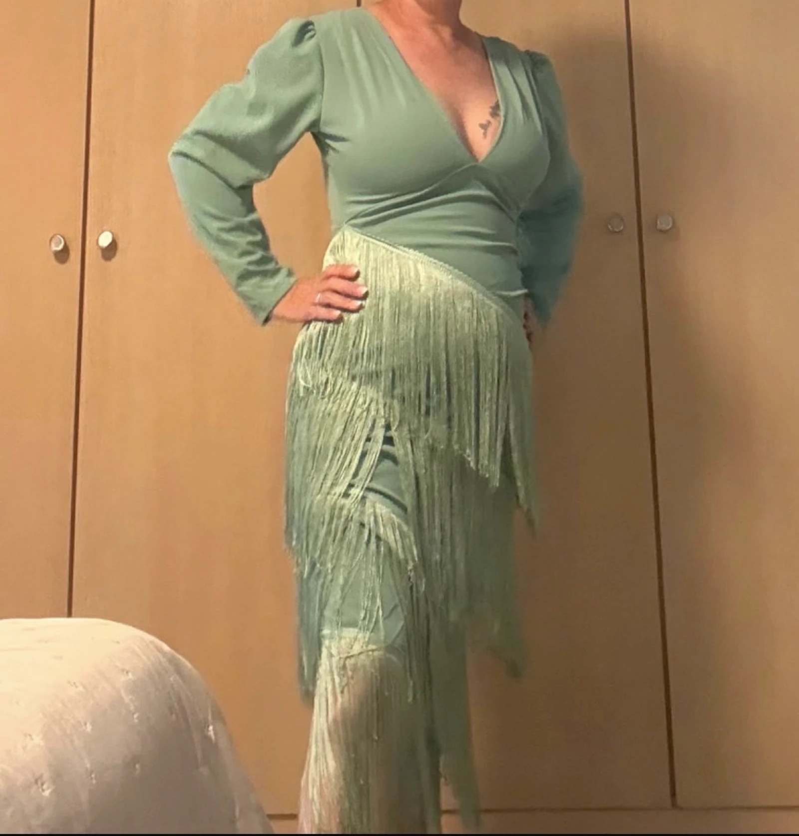 Robe de soirée vert émeraude avec décolleté en V et franges cascadées – photo 2